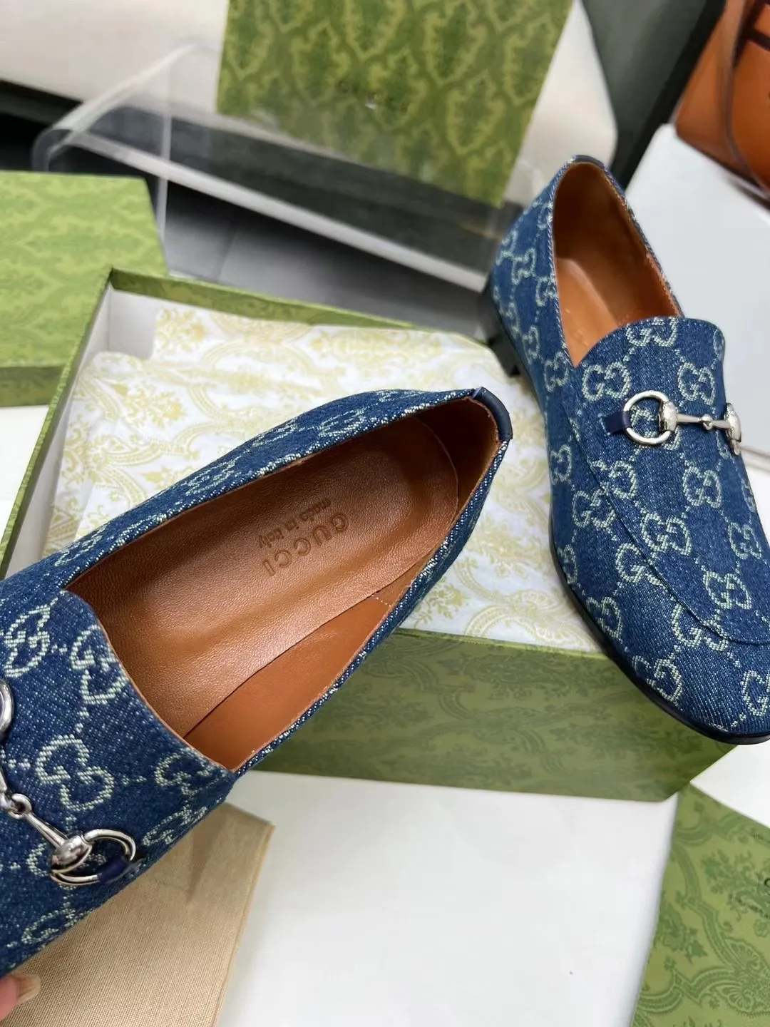 👟👟Ex-factory price 400👟👟 Genuine leather sole +50 Men +20 GUCCI's latest fabric, double G side, electric embroidered large double G, chasing fashion, special matching, worth owning, super comfortable on the feet, generous and decent. Heel height 2Cm. Multiple colors to choose from: sizes 35-42, the picture above is a big seller. Male 38-46